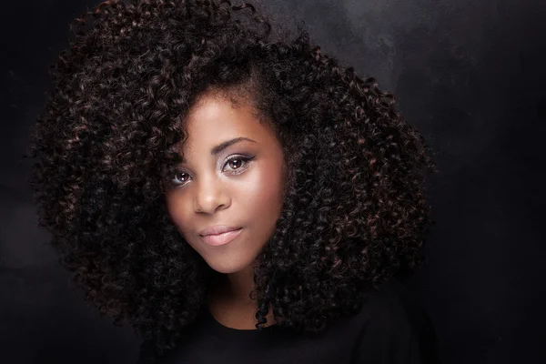 Portrait de beauté de jeune fille avec afro . — Photo