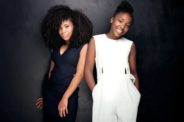 Zwei schöne junge Schwestern posieren. — Stockfoto