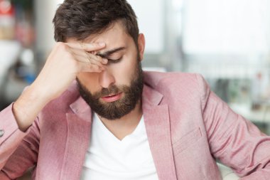 üzgün yakışıklı adam.