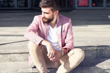 Şık erkekler açık poz.