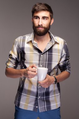 Kahve fincan ile yakışıklı genç.