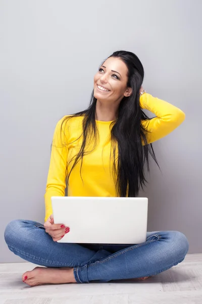 Muchacha atractiva usando portátil . — Foto de Stock