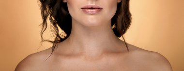 Esmer kadının şehvetli dudakları.