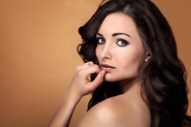 Seksi esmer kadın Güzellik Portresi.