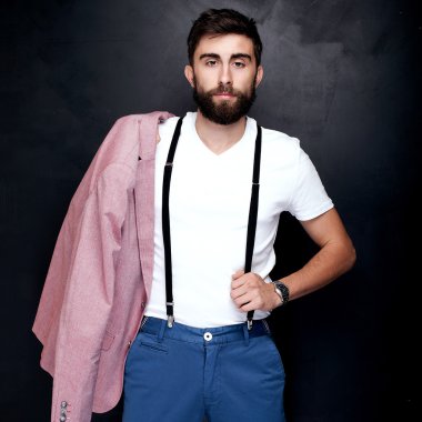 Sakal poz ile zarif adam.