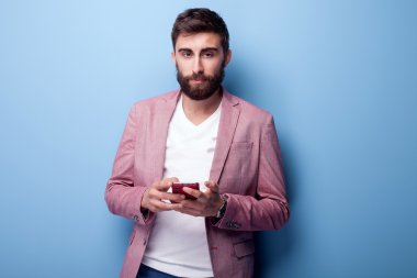 Cep telefonu kullanan yakışıklı genç adam..