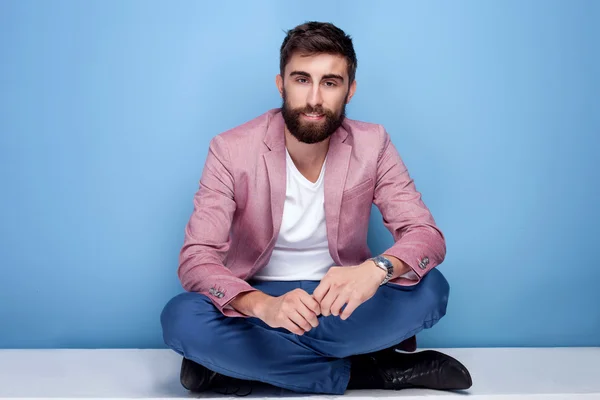 Handsome young man posing in studio. — Stock Photo, Image