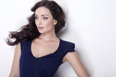 uzun saçlı güzel kadın portresi.