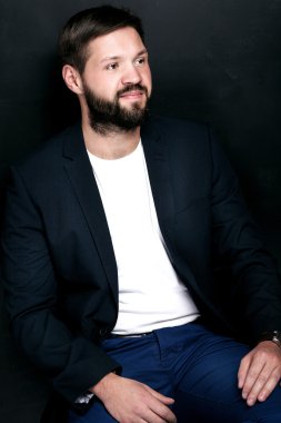 Studio yakışıklı işadamı.