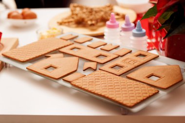 Gingerbread masanın üzerinde. Noel zamanı.