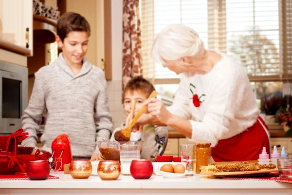 Avó com netos na cozinha, Natal . — Fotografia de Stock