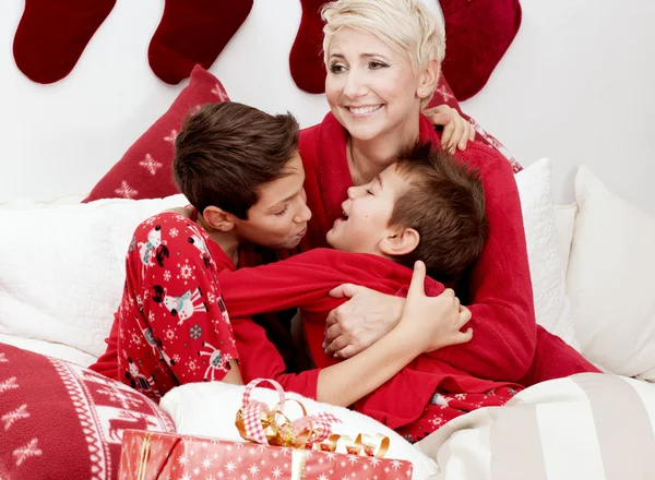 Hübsche Mutter mit Söhnen, Weihnachten. — Stockfoto
