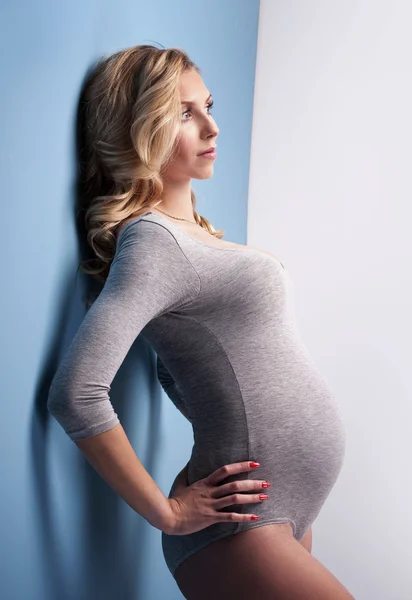 Красива вагітна жінка в студії . — стокове фото