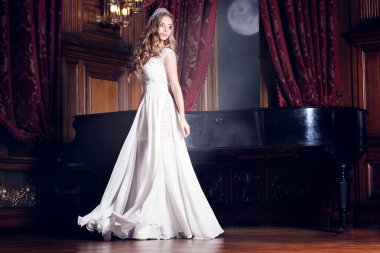 Beyaz elbiseli güzel gelin.