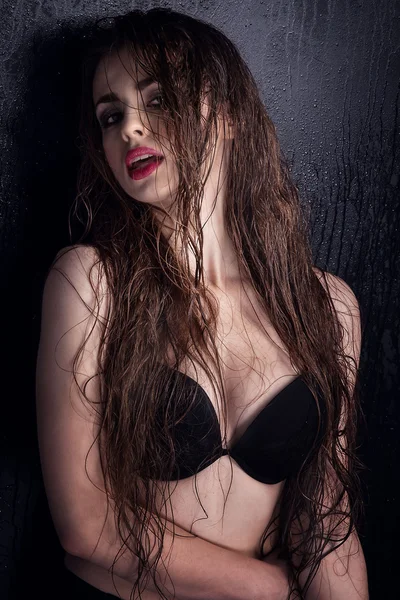 Femme brune sexy avec corps mouillé . — Photo