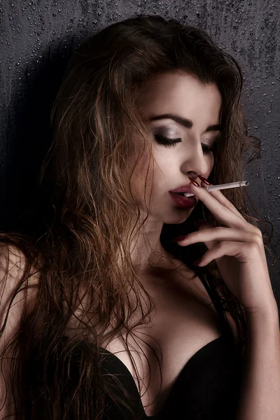 Sexy žena kouření cigaret. — Stock fotografie