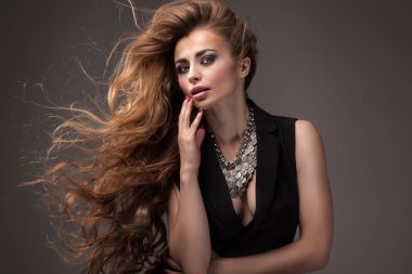 Uzun saç ve glamour makyaj ile kız.