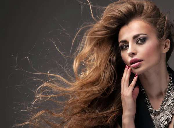 Chica con el pelo largo y maquillaje glamour . — Foto de Stock