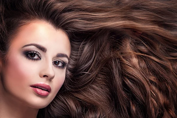 Lány hosszú hajú szépség portréja. — Stock Fotó