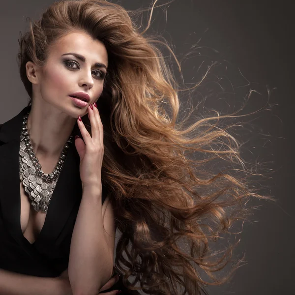 Chica con el pelo largo y maquillaje glamour . — Foto de Stock