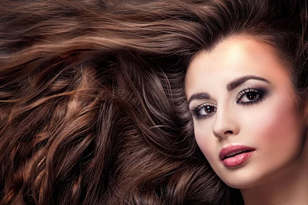 Portrait de beauté de fille aux cheveux longs . Photos De Stock Libres De Droits