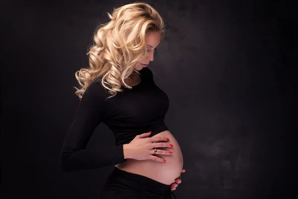 Zwangere vrouw in studio. — Stockfoto