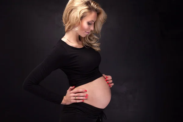 Mulher grávida em estúdio . — Fotografia de Stock