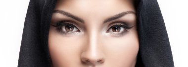 Kahverengi gözleri kameraya bakıyor.