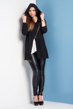 çekici esmer kız poz.