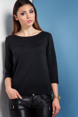 çekici esmer kız poz.