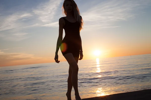 Donna spensierata sulla spiaggia. — Foto Stock