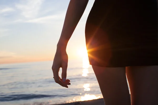 Beztroska kobieta na plaży. — Zdjęcie stockowe