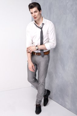 Yakışıklı genç adam poz veriyor..