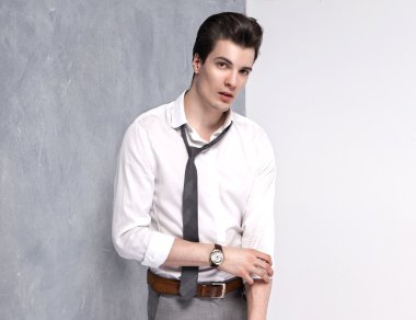 Yakışıklı genç adam poz veriyor..