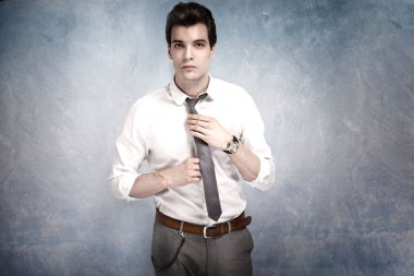 Yakışıklı genç adam poz veriyor..