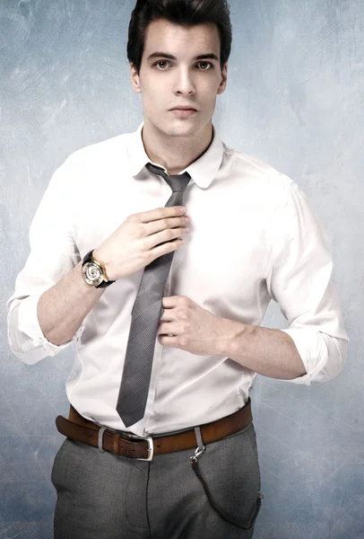 Yakışıklı genç adam poz veriyor..