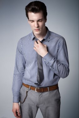 yakışıklı genç işadamı.