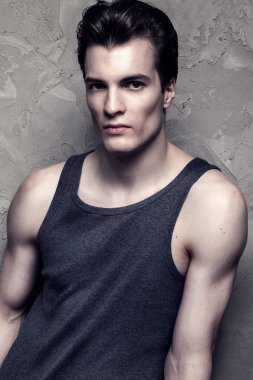 yakışıklı delikanlı.