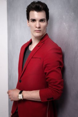 yakışıklı delikanlı.