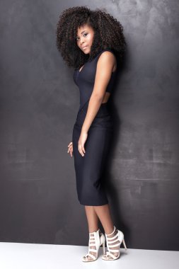 Genç Afro-Amerikan kız stüdyoda poz.