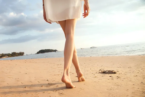 해변에 있는 여자 다리. — 스톡 사진