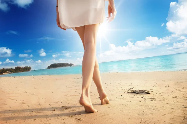 海滩上的女人腿. — 图库照片