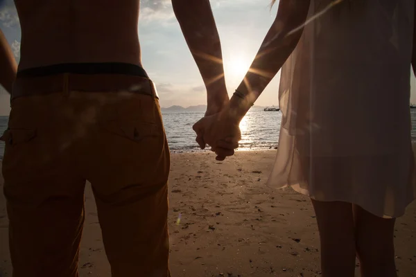 Couple holding hands, coastline. — Stock Photo, Image