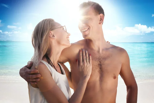 Casal feliz na praia. — Fotografia de Stock