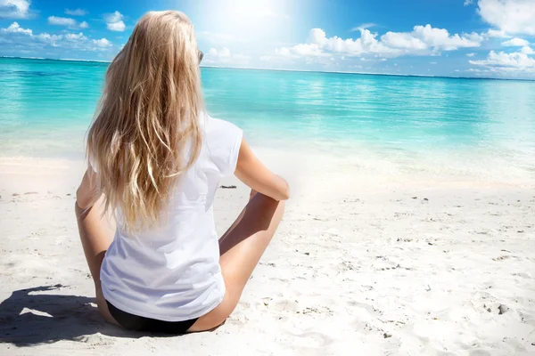 Menina loira na praia, relaxante . — Fotografia de Stock