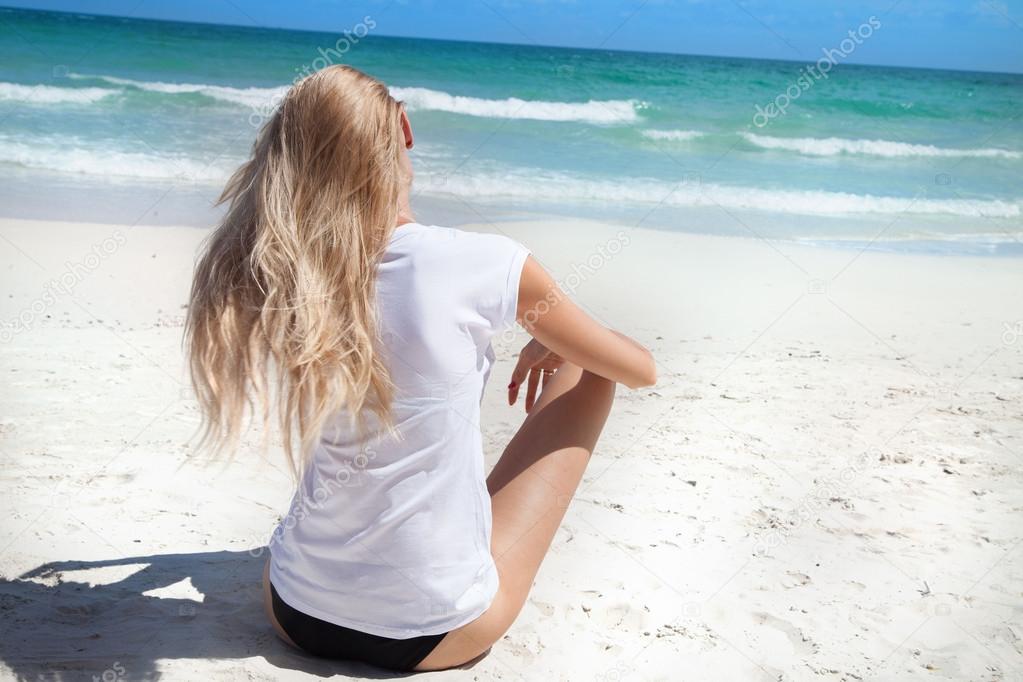 Blonde frau am strand