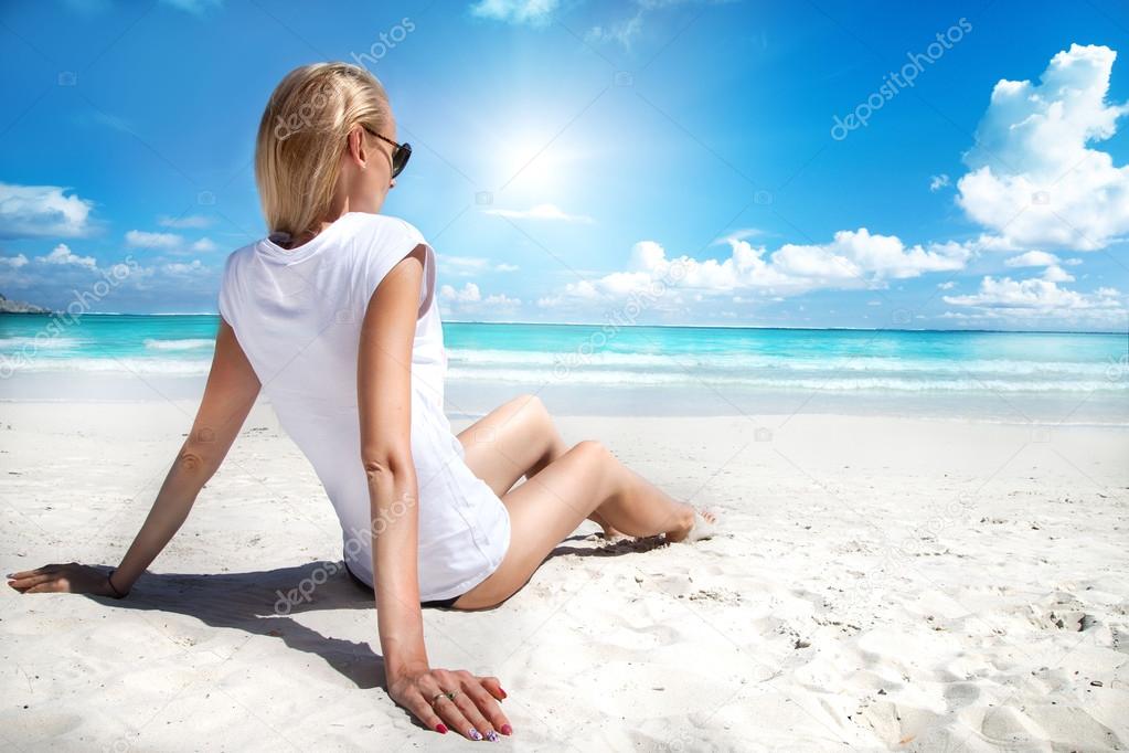 Blonde frau am strand