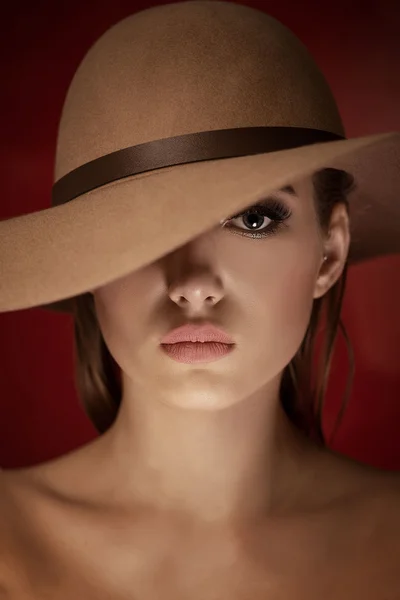 Retrato de belleza de mujer joven. — Foto de Stock