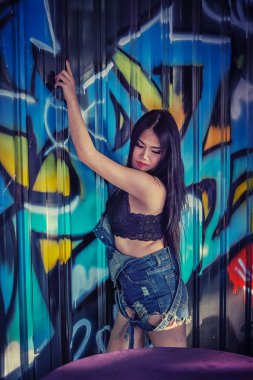  Siyah gömlek ve kısa kot Asya seksi Bayan