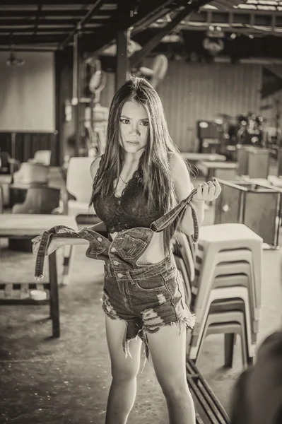 Азія сексуальна дама в чорні сорочки і короткі джинси — стокове фото